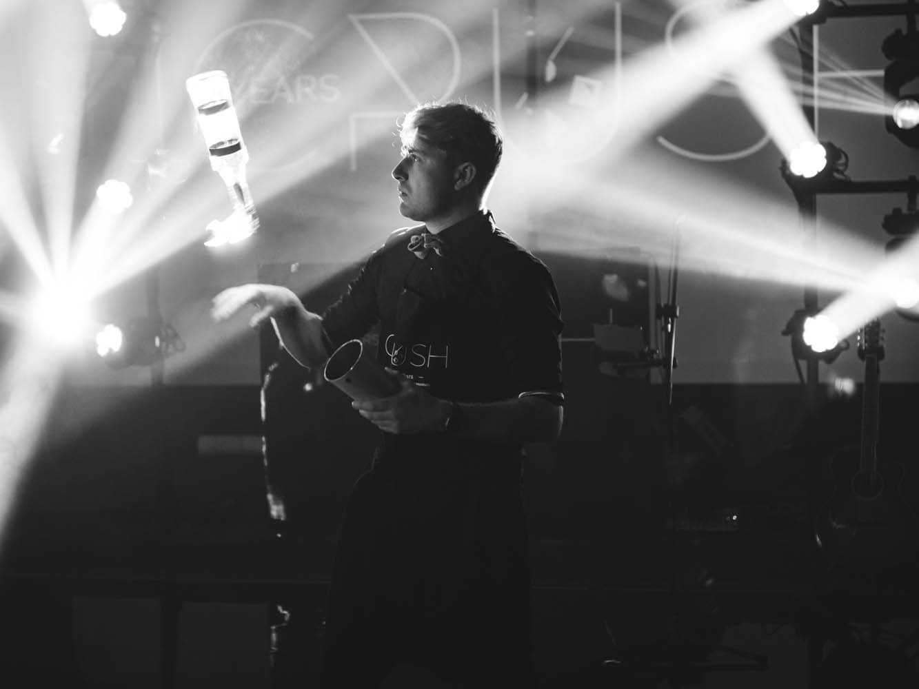 Barman bottle tricks